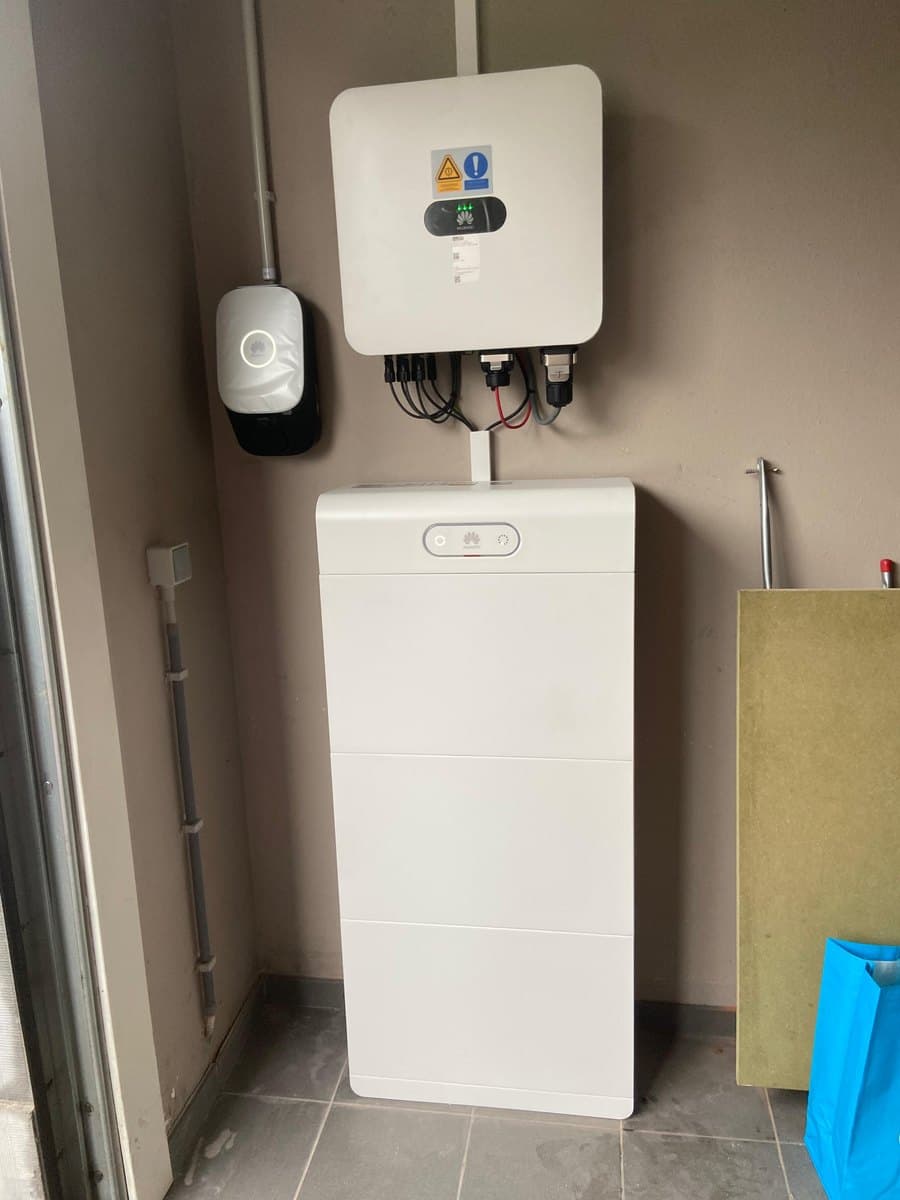 Hoge thuisbatterij met omvormer en monitoringsmodule erboven