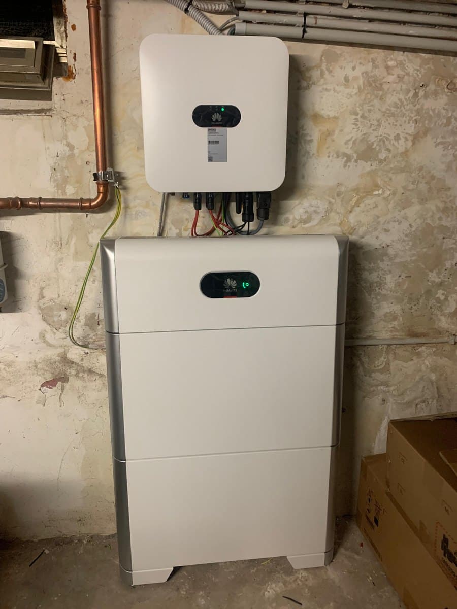 Omvormer met daaronder een thuisbatterij van twee modules